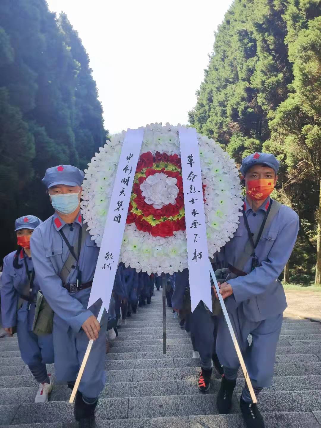 瞻仰革命烈士陵园，向革命烈士献花